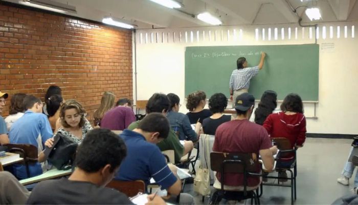  Ensino superior no Brasil pode mais que dobrar salário 